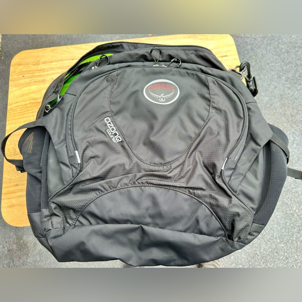 OSPREY ozone courier messenger bag.   
Excellent condition.   Very little use